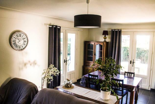 Emeki Emeki Apartment เอสเพอแลต ภายนอก รูปภาพ